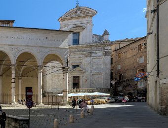 Via del Porrione- Logge del Papa et chiesa di San Martino  L'inscription en haut de la logge signifie «Pio II Grand Pontife à ses ancêtres Piccolomini»